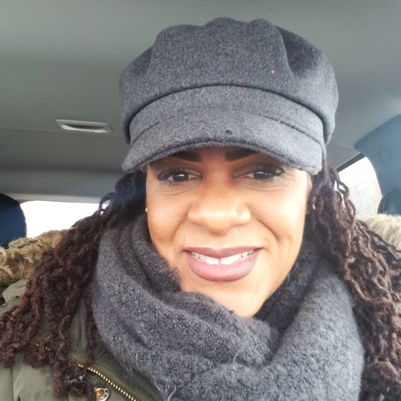 Meet your Posher, Amanda - Picture 3 of 4